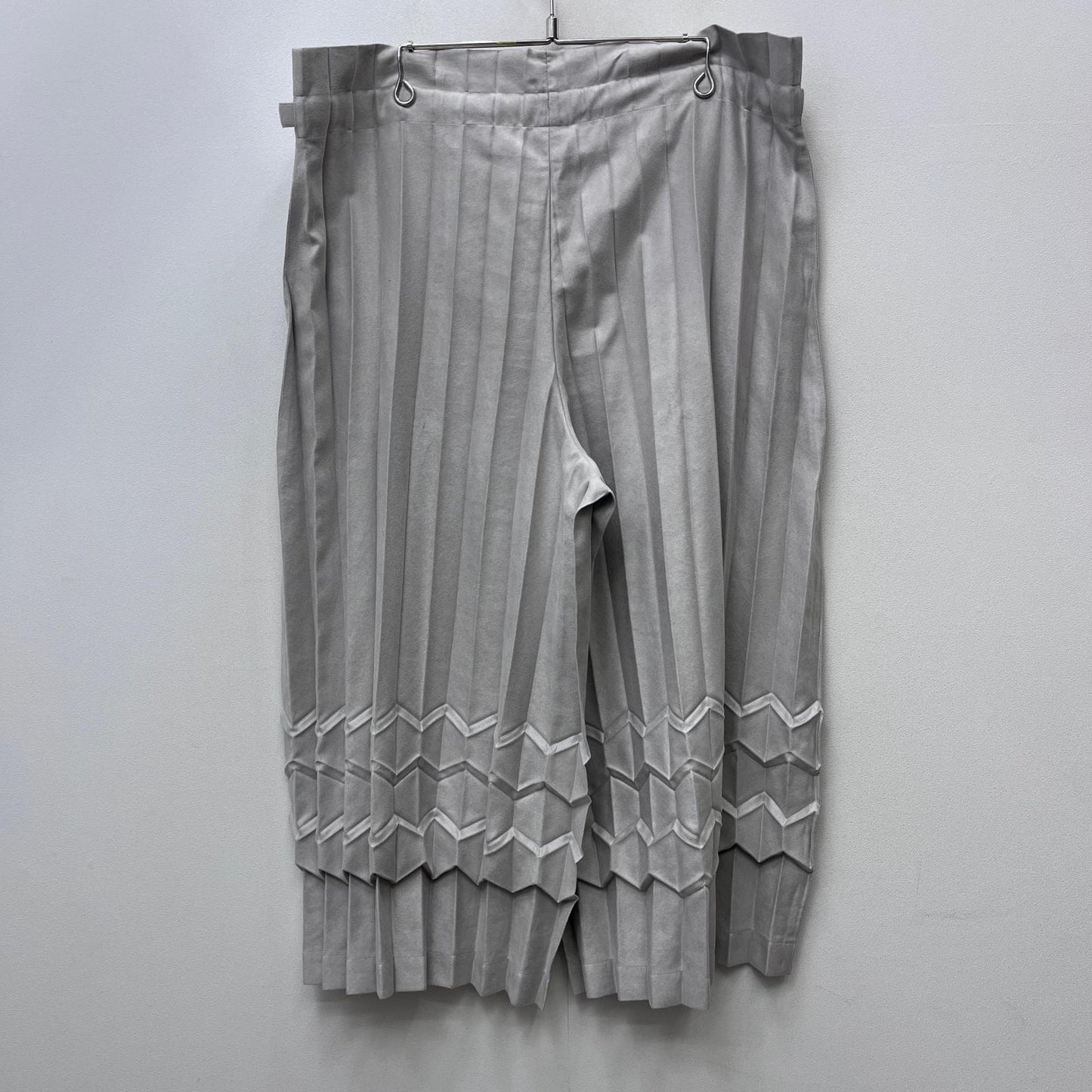 【中古】ISSEY MIYAKE | イッセイミヤケ UBE PLEATS BOTTOMS パンツ MI33FF672 グレー【加古川店】