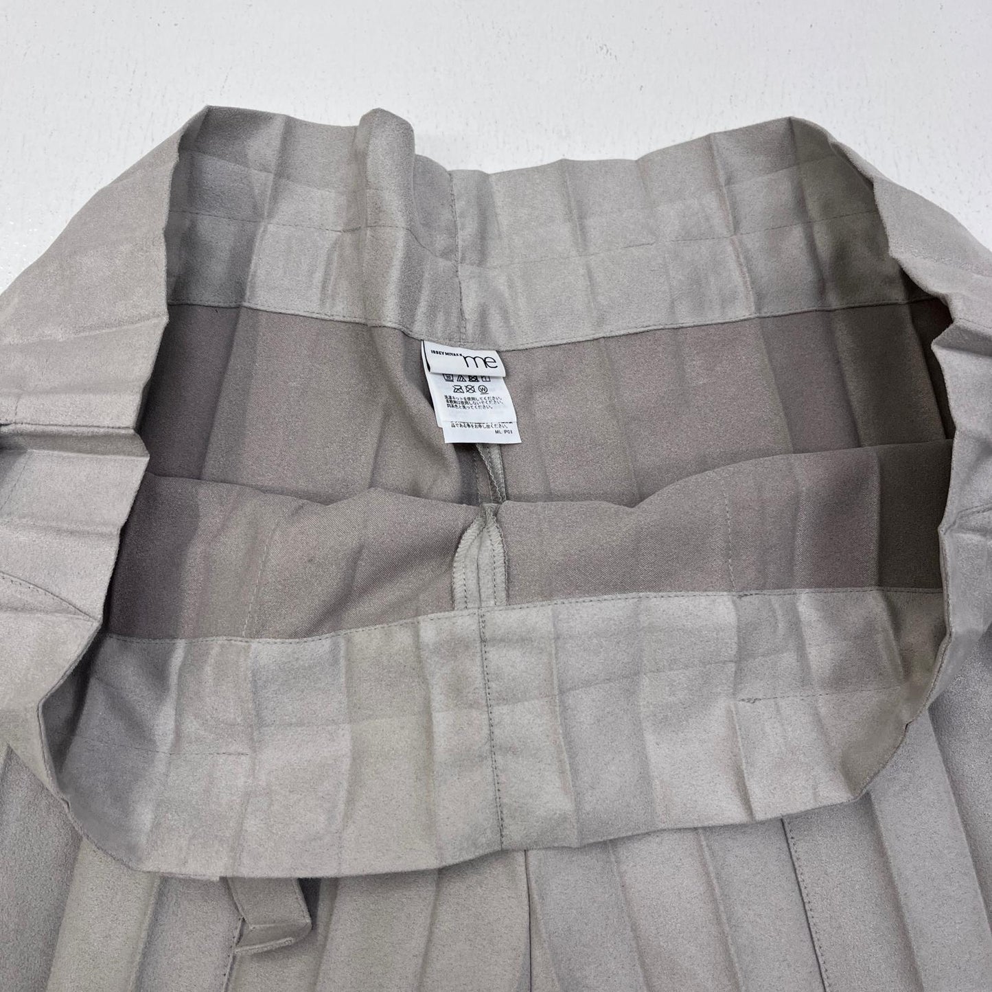 【中古】ISSEY MIYAKE | イッセイミヤケ UBE PLEATS BOTTOMS パンツ MI33FF672 グレー【加古川店】