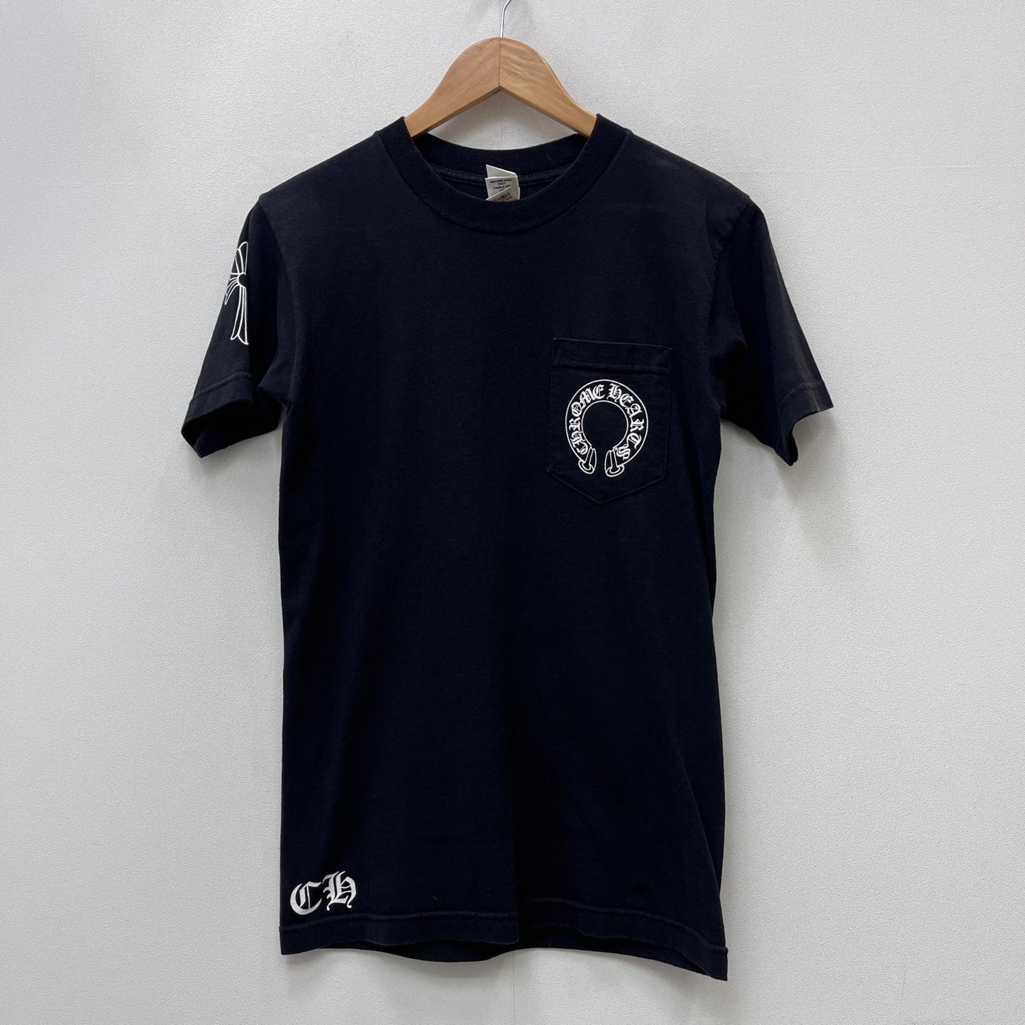 【中古】CHROME HEARTS | クロムハーツ Horseshoe Back Scroll Label 国内正規品 半袖Ｔシャツ 2212-304-0665 ブラック サイズ：S【加古川店】