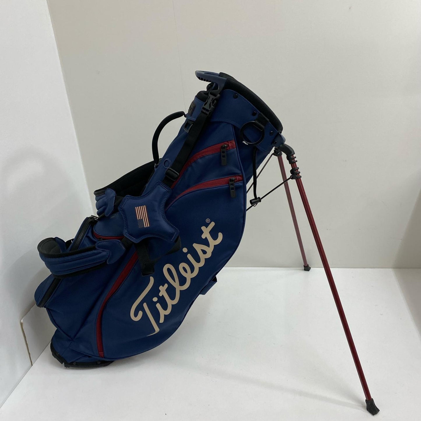 Titleist | タイトリスト Titleist ｽﾀﾝﾄﾞｷｬﾃﾞｨﾊﾞｯｸﾞ星条旗 ﾌｰﾄﾞﾎﾟｹｯﾄ中有【加古川店】