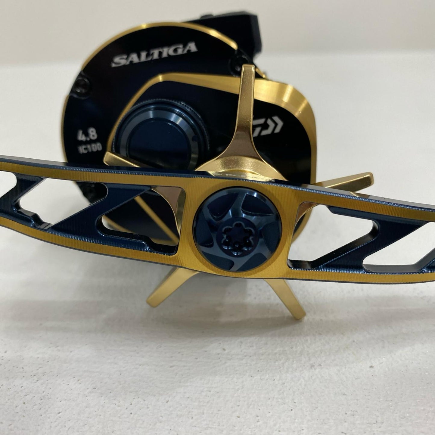 【フィッシング/釣り/釣具/リール】 【ベイトリール/右ハンドル】Daiwa | ダイワ 21ソルティガIC カスタムハンドル 100P-DH【加古川店】