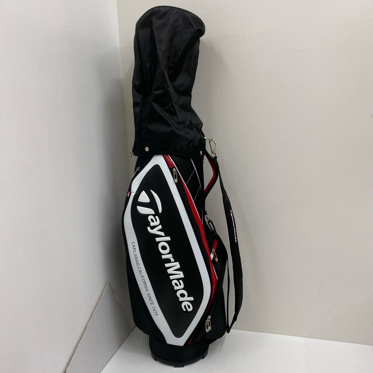 【ゴルフ用品】 TaylorMade | テーラーメイド TaylorMade キャディバッグ UN067 ﾄｩﾙｰﾗｲﾄ ｷｬﾃﾞｨﾊﾞｯｸﾞ ﾌｰﾄﾞ有【加古川店】