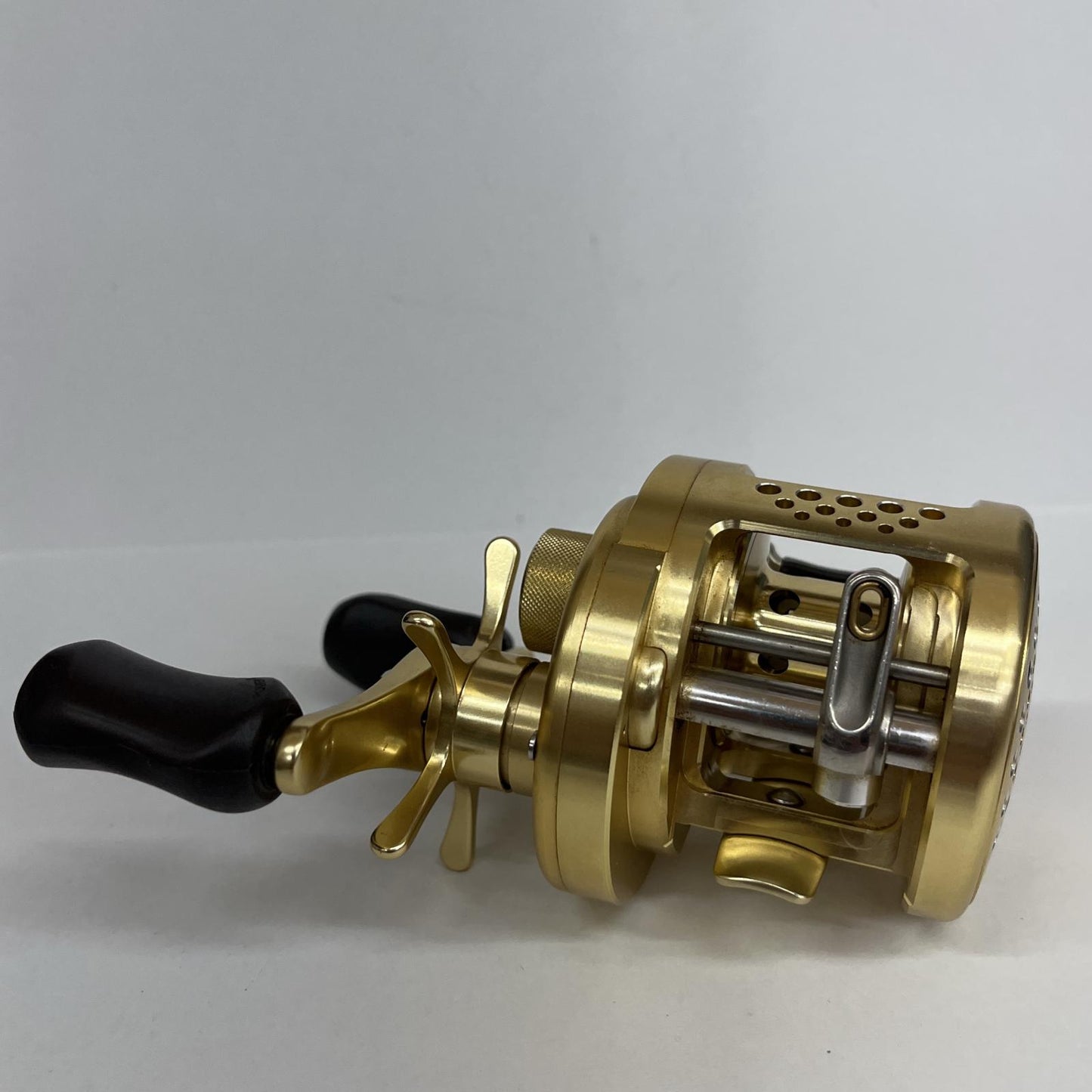 【フィッシング/釣り/釣具/リール】 【ベイトリール/右ハンドル】SHIMANO | シマノ 00カルカッタコンクエスト 200【加古川店】