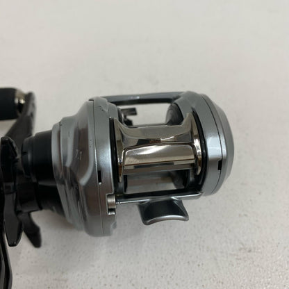 【フィッシング/釣り/釣具/リール】 【ベイトリール/左ハンドル】Daiwa | ダイワ 21アルファス カスタムハンドル 800HL【加古川店】