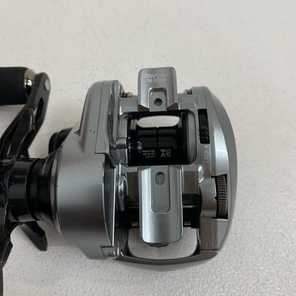 【フィッシング/釣り/釣具/リール】 【ベイトリール/左ハンドル】Daiwa | ダイワ 21アルファス カスタムハンドル 800HL【加古川店】