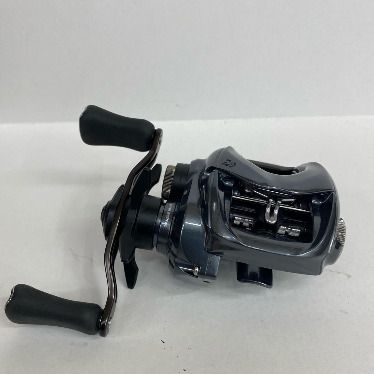 【フィッシング/釣り/釣具/リール】 【ベイトリール/右ハンドル】Daiwa | ダイワ 25タトゥーラSVTW 100【加古川店】