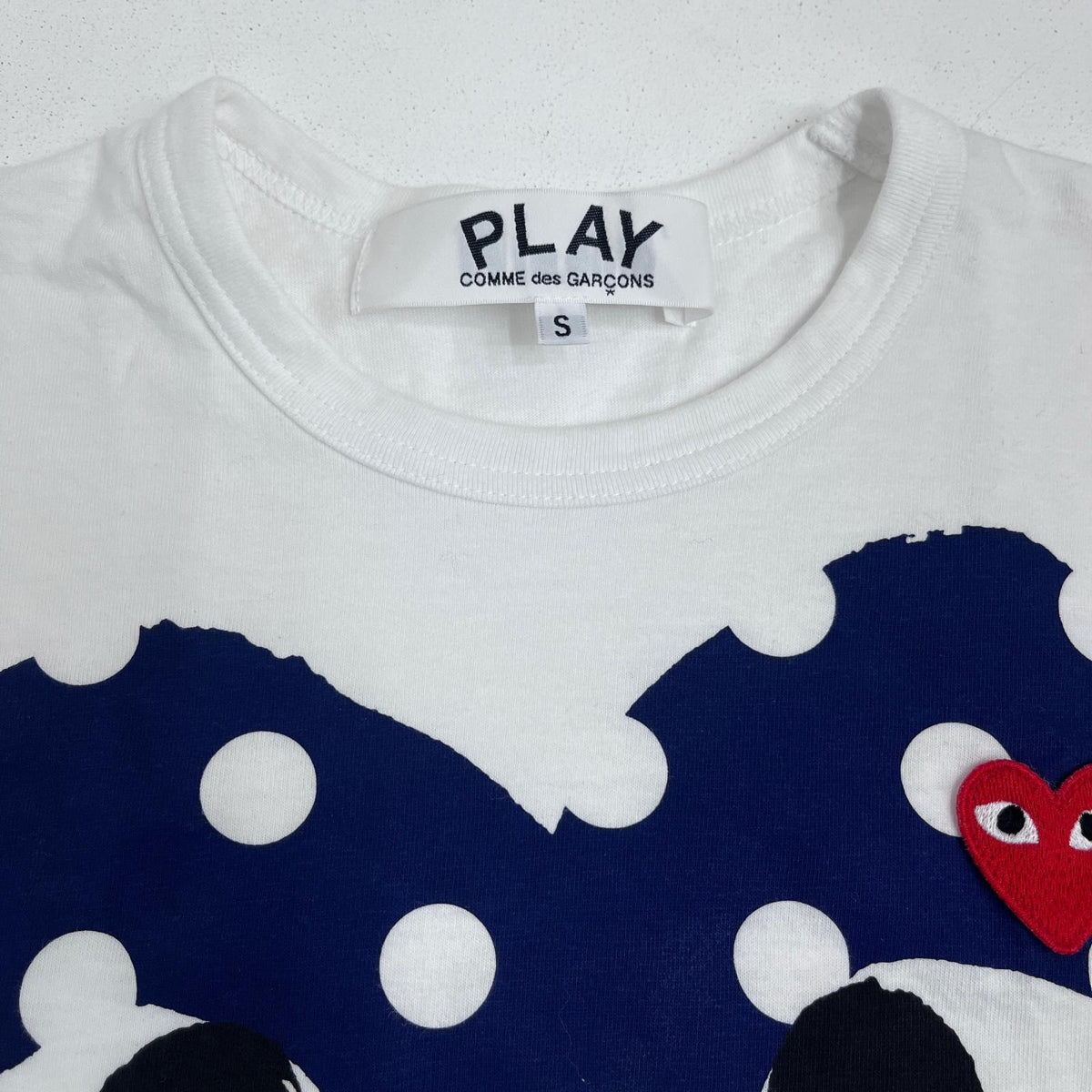PLAY COMME des GARCONS | プレイコムデギャルソン navy polka dot heart t-shirt 半袖Ｔシャツ AX-T234 ホワイト サイズ：S【加古川店】