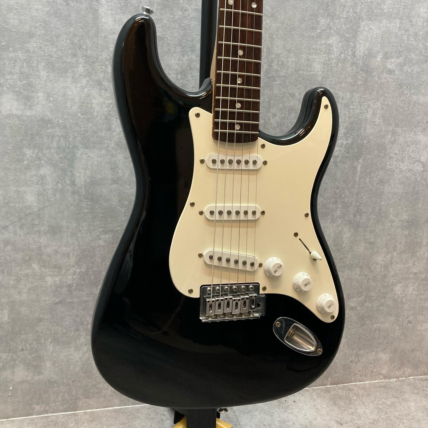 Squier by Fender | スクワイヤバイフェンダー 楽器 Bullet Strat【三重本店】
