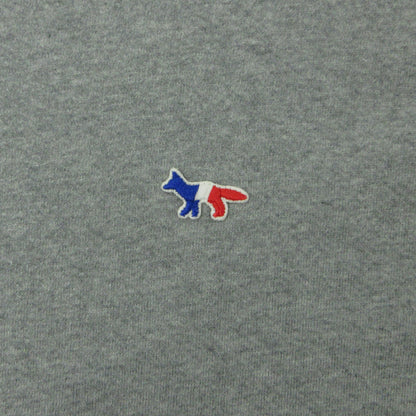 MAISON KITSUNE | メゾンキツネ TRICOLOR FOX PATCH スウェット KMM-2802-A グレー サイズ：XS【三重本店】