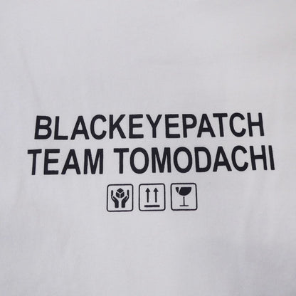 【中古】BlackEyePatch | ブラックアイパッチ TEAM TOMODACHI LABEL TEE 半袖Ｔシャツ BEPSS24EI28 ホワイト サイズ：L