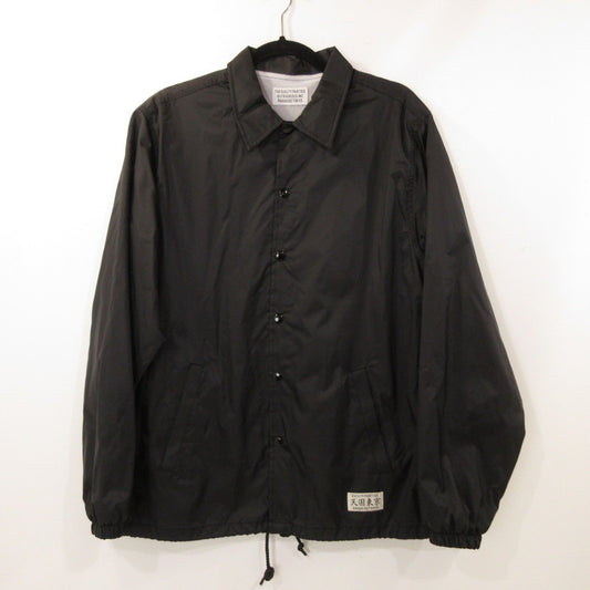 【中古】WACKO MARIA | ワコマリア 天国東京 COACH JACKET その他アウター 23FWE-WMO-BL01 オールドイングリッシュロゴ ブラック サイズ：M