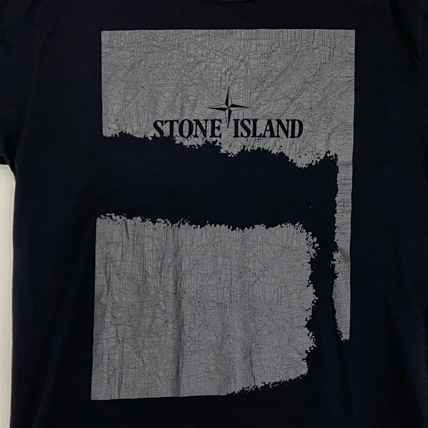 STONE ISLAND | ストーンアイランド SCRATCHED PAINT TWO PRINT 半袖Ｔシャツ 80152RC90 2023S/S 国内正規品 ブラック サイズ：S【姫路東店】