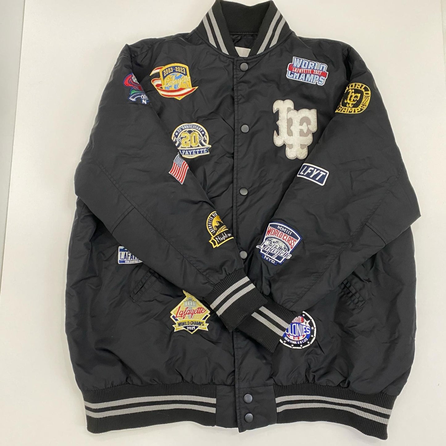 Lafayette | ラファイエット LFYT ALL OVER EMBLEM SATIN VARSITY JACKET ミリタリージャケット LS231001 MA-1 ブラック サイズ：XXL【姫路東店】