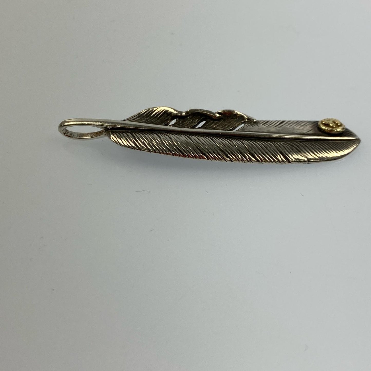 TADY&KING | Tady & King Extra Large SV Feather K18 Wolf Pendant Top