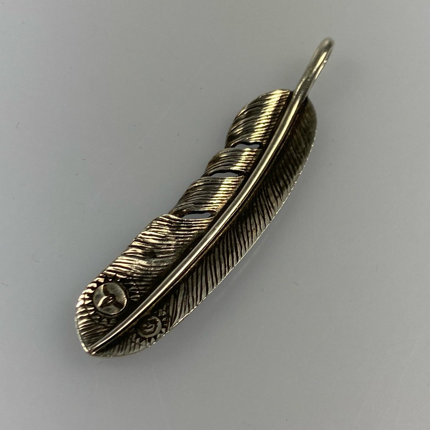 TADY&KING | Tady & King Extra Large SV Feather K18 Wolf Pendant Top