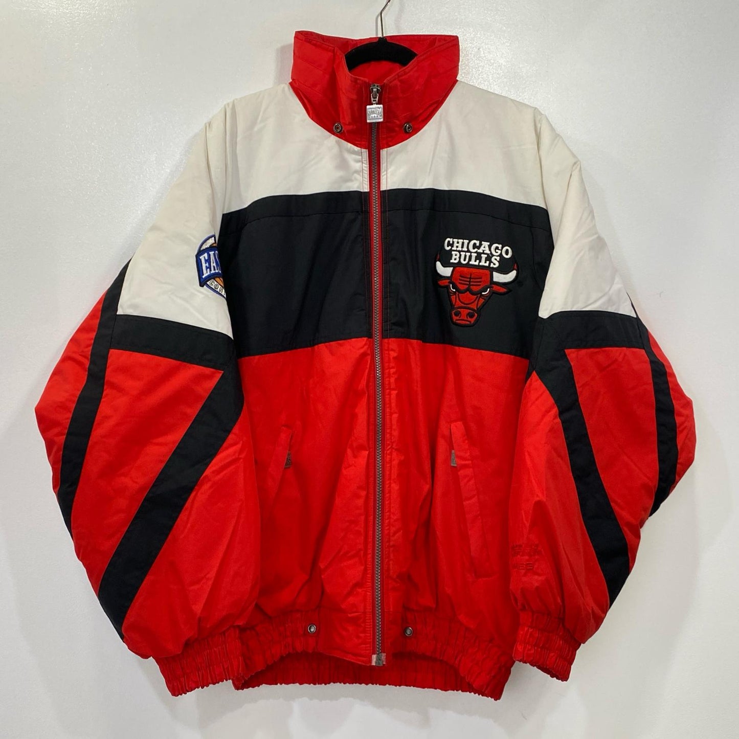 CHICAGO BULLS 中綿ジャケット レッド サイズ：L【姫路東店】