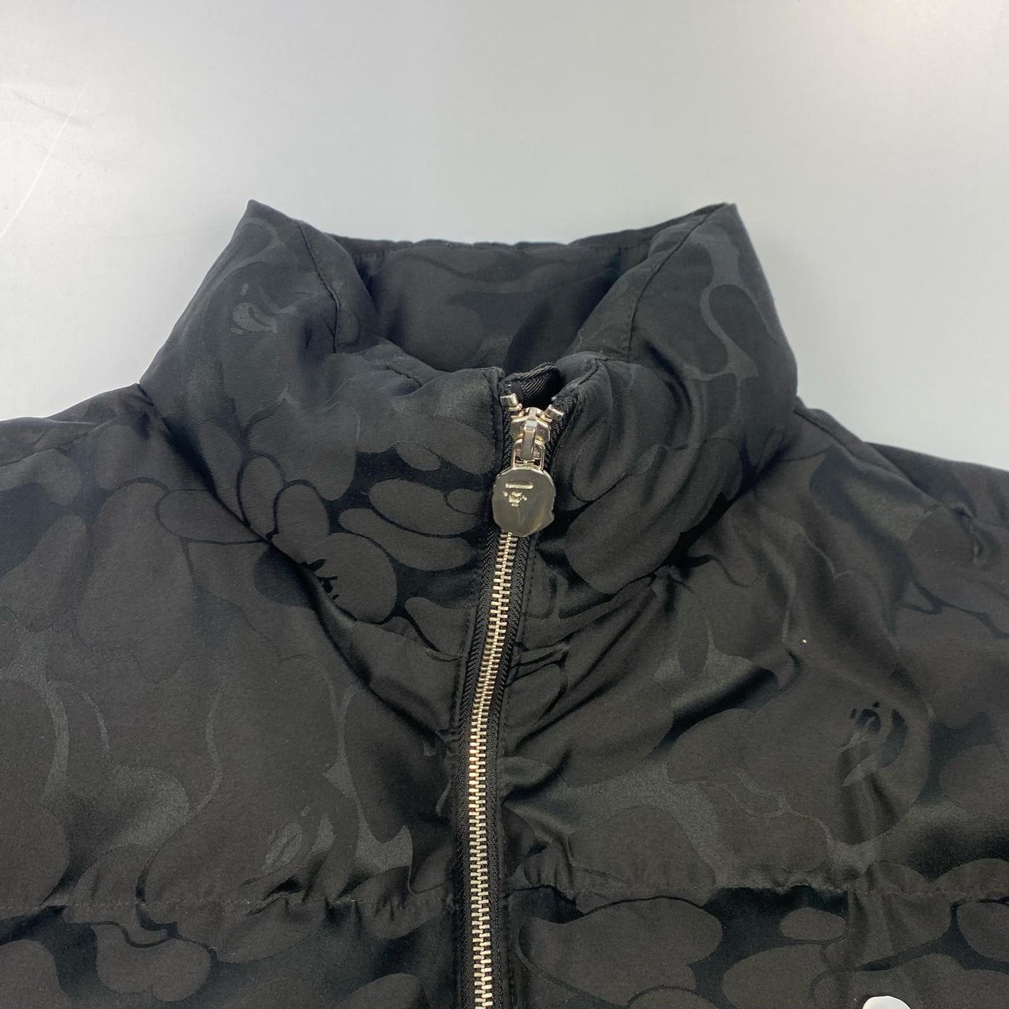 A BATHING APE | アベイシングエイプ TONAL SOLID CAMO PUFFER DOWN JACKET ダウンジャケット 001DNJ801057I 2023A/W ブラック サイズ：L【姫路東店】