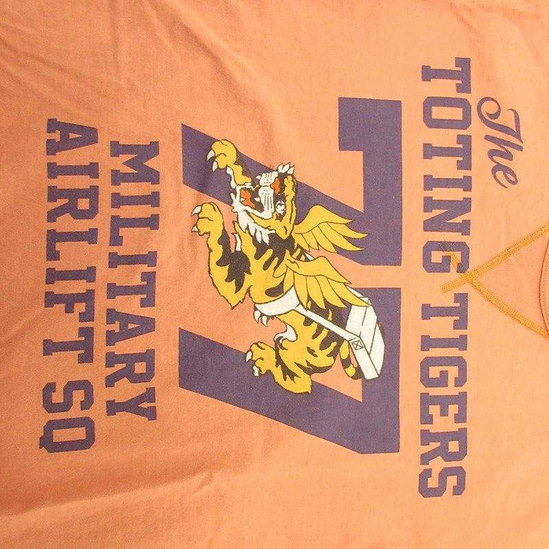 TOYS McCOY | トイズマッコイ THE TOTING TIGERS 77 半袖Ｔシャツ TMC2529 オレンジ サイズ：M
