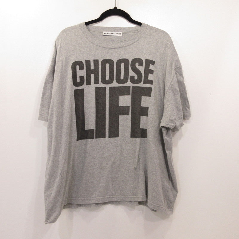 KATHARINE HAMNETT LONDON | キャサリンハムネットロンドン CHOOSE LIFE SLOGAN H/S TEE 半袖Ｔシャツ 24S-KHTMC-01 ×mikomori ｻｲｽﾞ:F グレー【姫路東店】