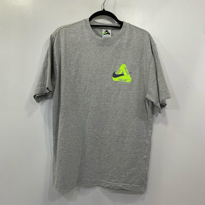 PALACE SKATEBOARDS | パレススケートボード×NIKE PALACE NIKE TRI SWOOSH T-SHIRT 半袖Ｔシャツ P29TS276 2025A/W グレー サイズ：M【姫路東店】