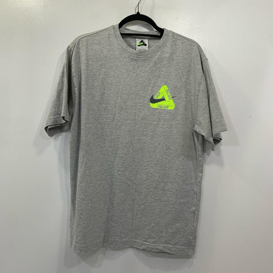 PALACE SKATEBOARDS | パレススケートボード×NIKE PALACE NIKE TRI SWOOSH T-SHIRT 半袖Ｔシャツ P29TS276 2025A/W グレー サイズ：M【姫路東店】
