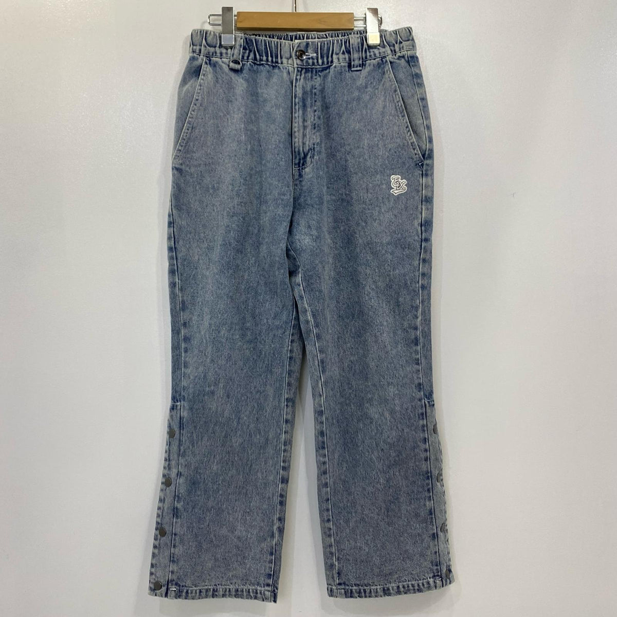 EXAMPLE | イグザンプル DENIM SIDE BUTTONS PANTS デニムパンツ ライトブルー サイズ：M【姫路東店】