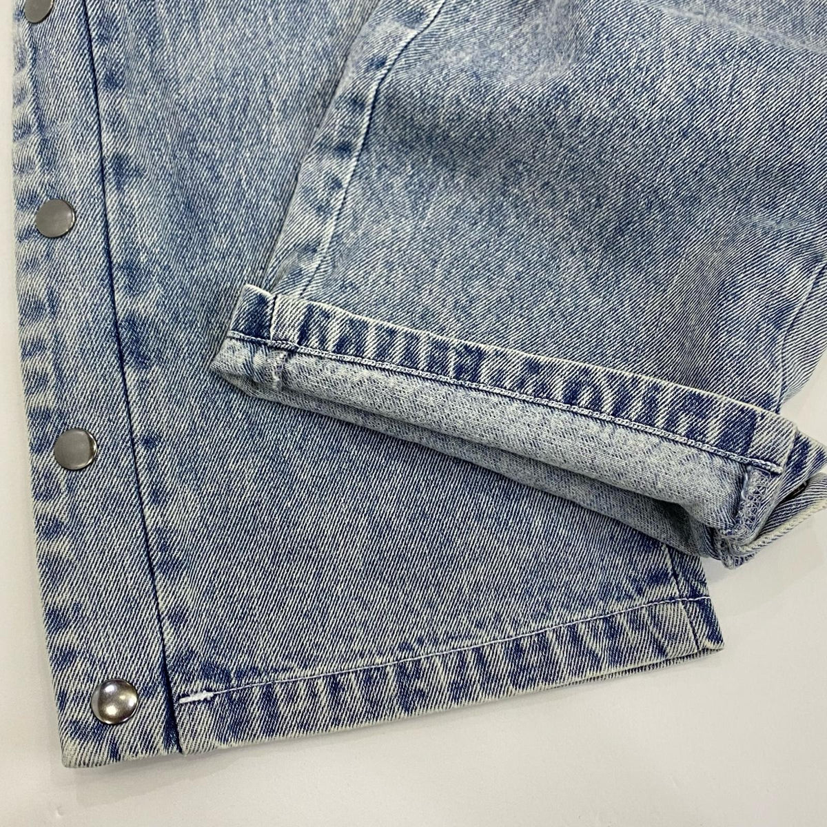 EXAMPLE | イグザンプル DENIM SIDE BUTTONS PANTS デニムパンツ ライトブルー サイズ：M【姫路東店】