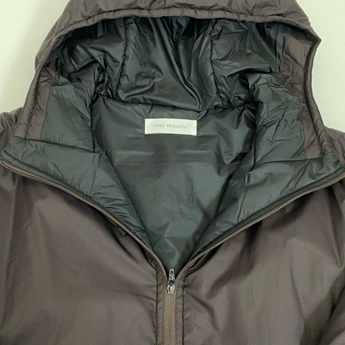 PERS PROJECTS | パースプロジェクト RELIABLE PUFFER JACKET 中綿ジャケット 26FW-17101 2026A/W ボルドー/バーガンディー サイズ：1【姫路東店】