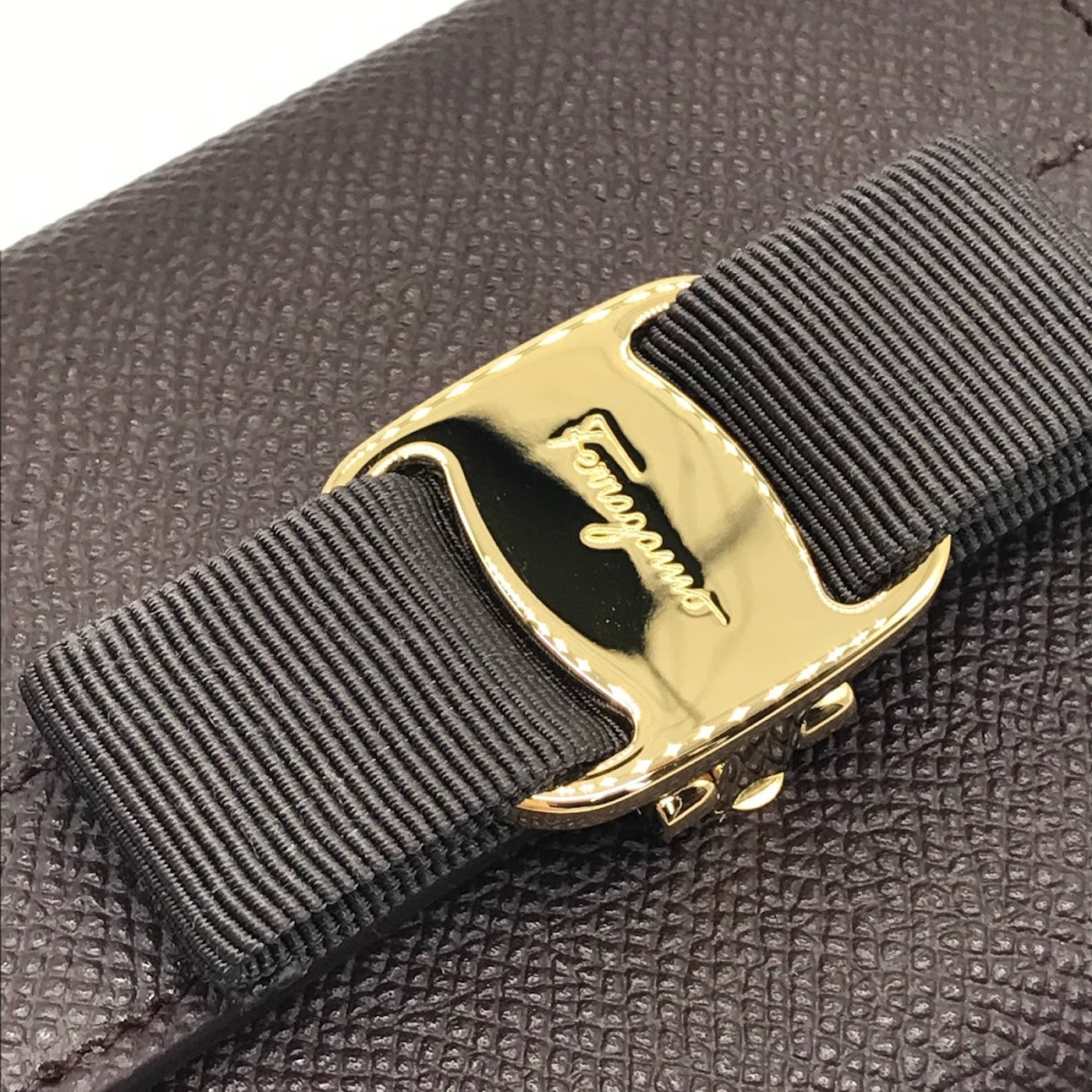 Salvatore Ferragamo | サルヴァトーレフェラガモ ヴァラ・リボン/二つ折り財布 二つ折り財布 22A926 ブラウン【倉吉店】