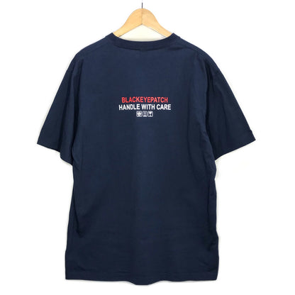 BlackEyePatch | ブラックアイパッチ HANDLE WITH CARE TEE 半袖Ｔシャツ ネイビー サイズ：XL【倉吉店】