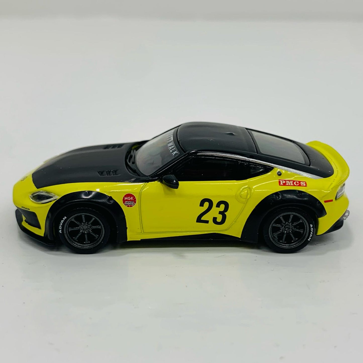 【中古】 1/64 Nissan Z LB★NATION WORKS 右ハンドル(イカズチイエロー) 「ミニGTシリーズ」
