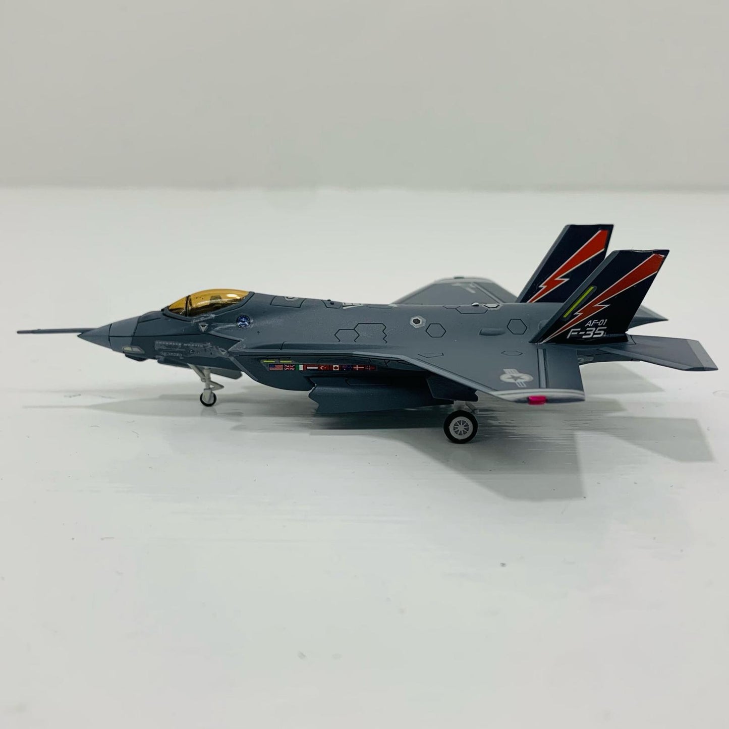 [Used] 1/144 F-35A Lightning II Prototype AF-01 Pre-Painted Finished Product "1/144 Skywave Series Pre-Painted Finished Product"