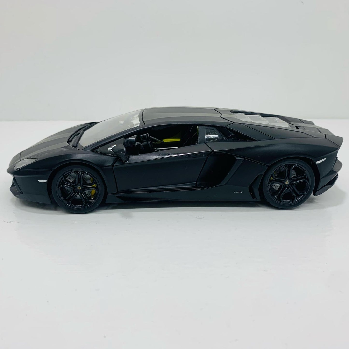 [Used] 1/18 LAMBORGHINI AVENTADOR LP700-4 (Black)