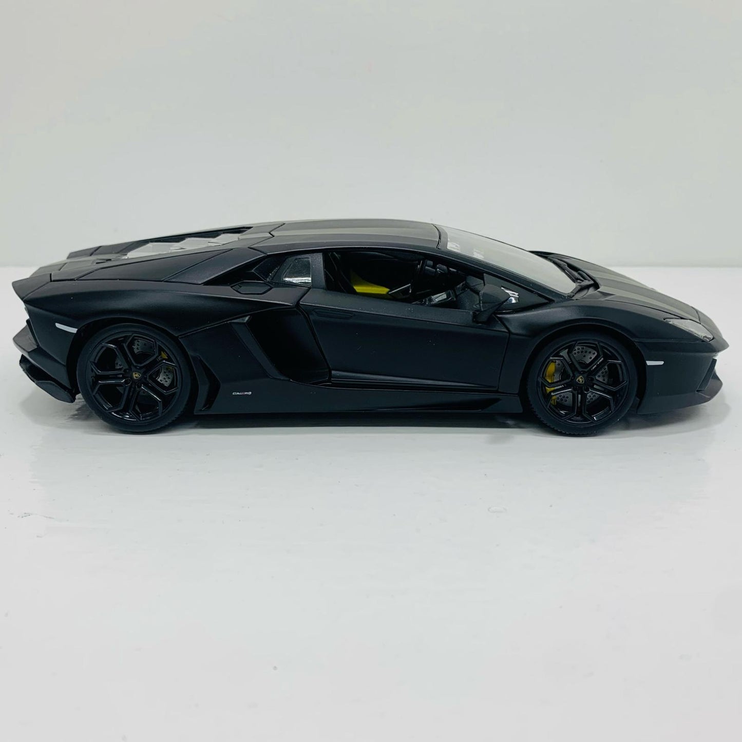 [Used] 1/18 LAMBORGHINI AVENTADOR LP700-4 (Black)