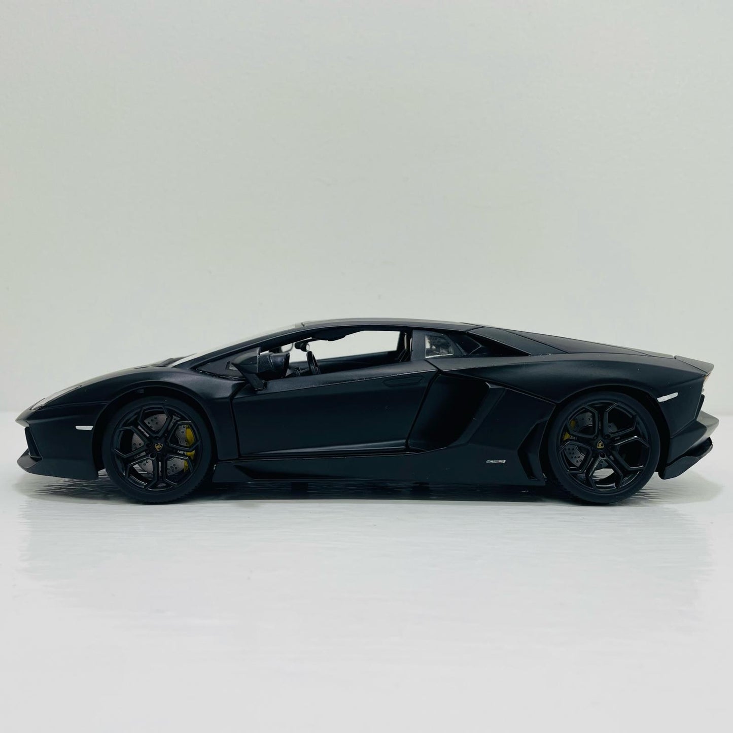 1/18 Lamborghini Aventador LP 700-4 (Black)