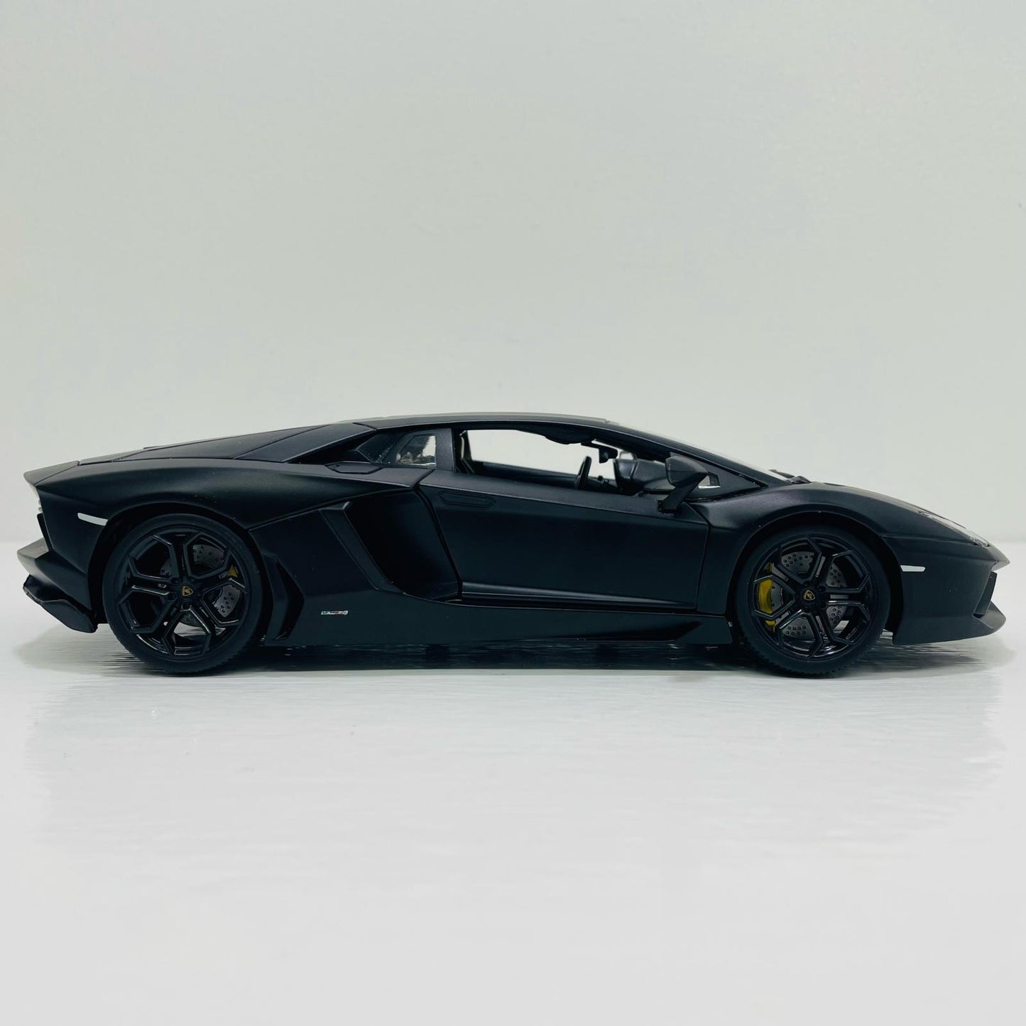 1/18 Lamborghini Aventador LP 700-4 (Black)