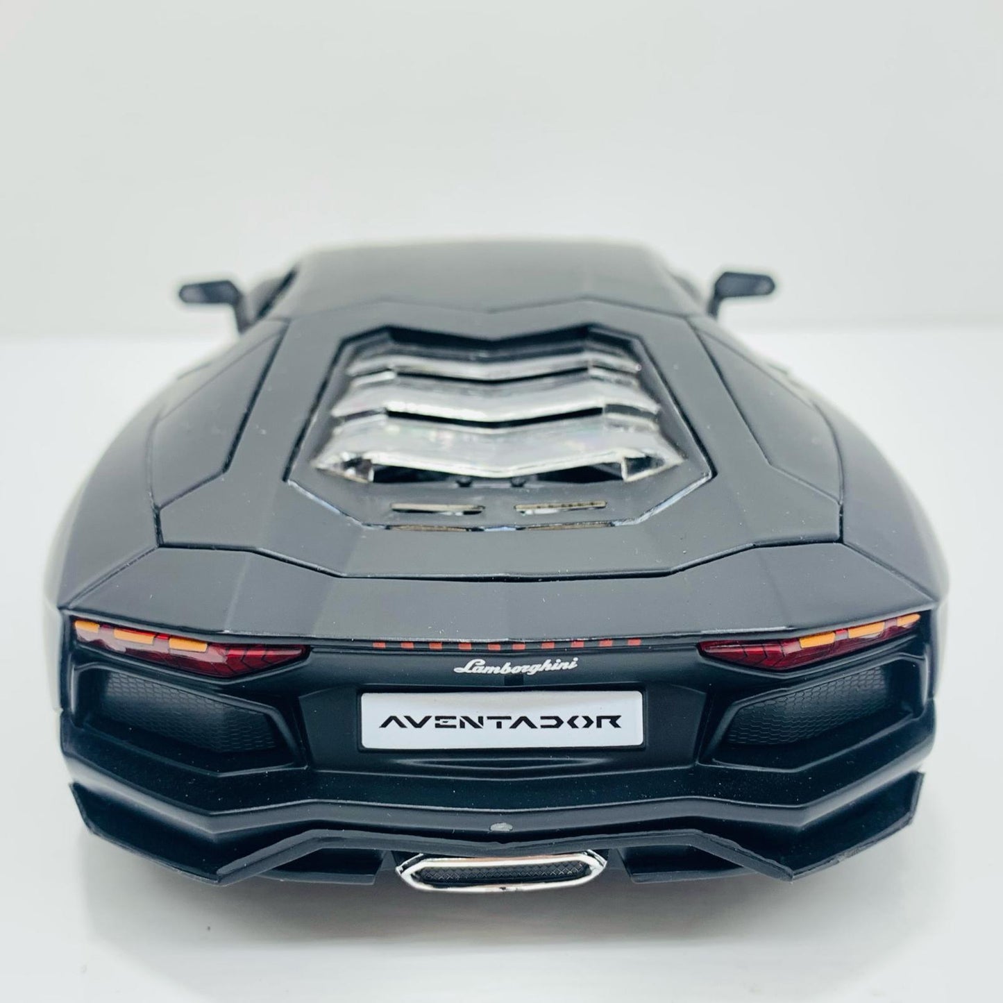 1/18 Lamborghini Aventador LP 700-4(ブラック)