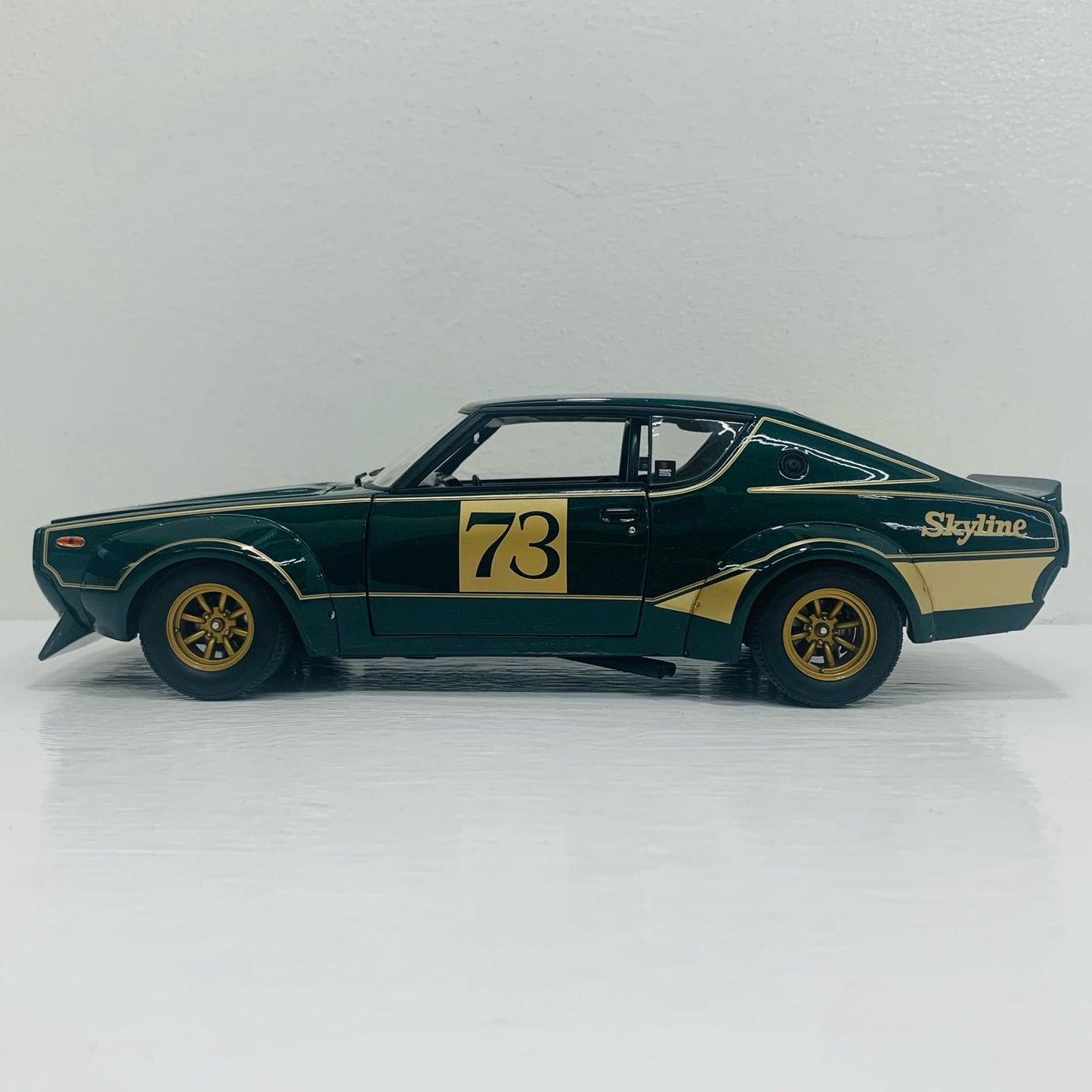 1/18 NISSAN SKYLINE 2000 GT-R KPGC110 #73(グリーン×ゴールド)