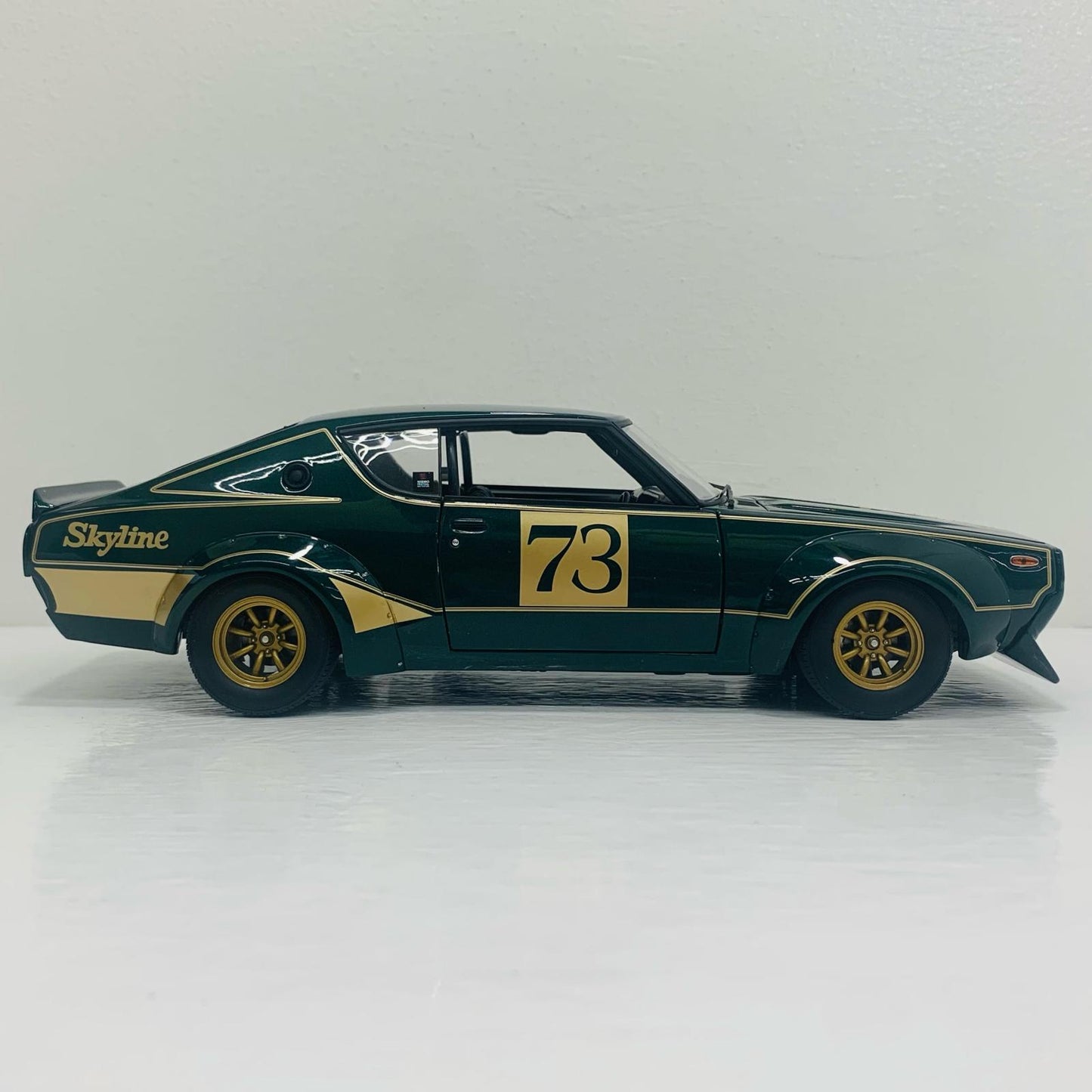 1/18 NISSAN SKYLINE 2000 GT-R KPGC110 #73(グリーン×ゴールド)