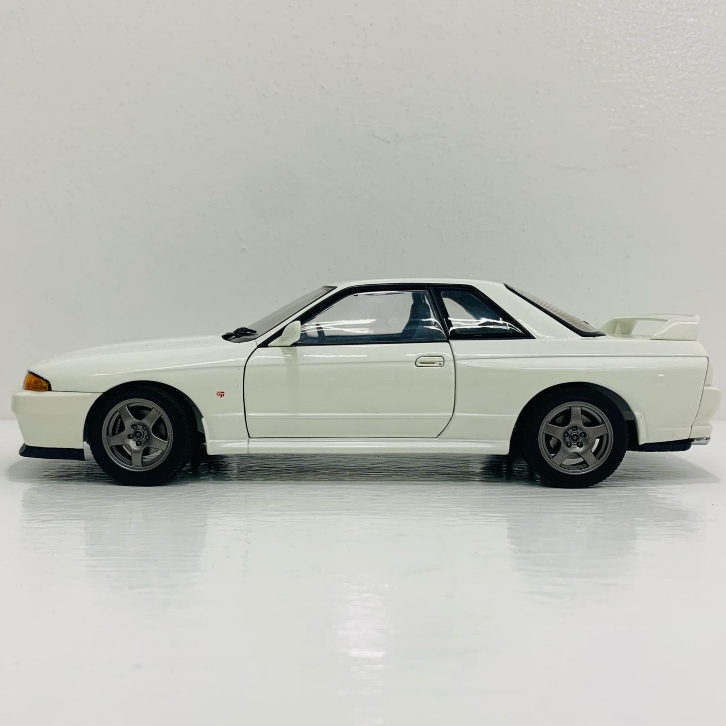 1/18 NISSAN SKYLINE GT-R R32 (クリスタルホワイト)