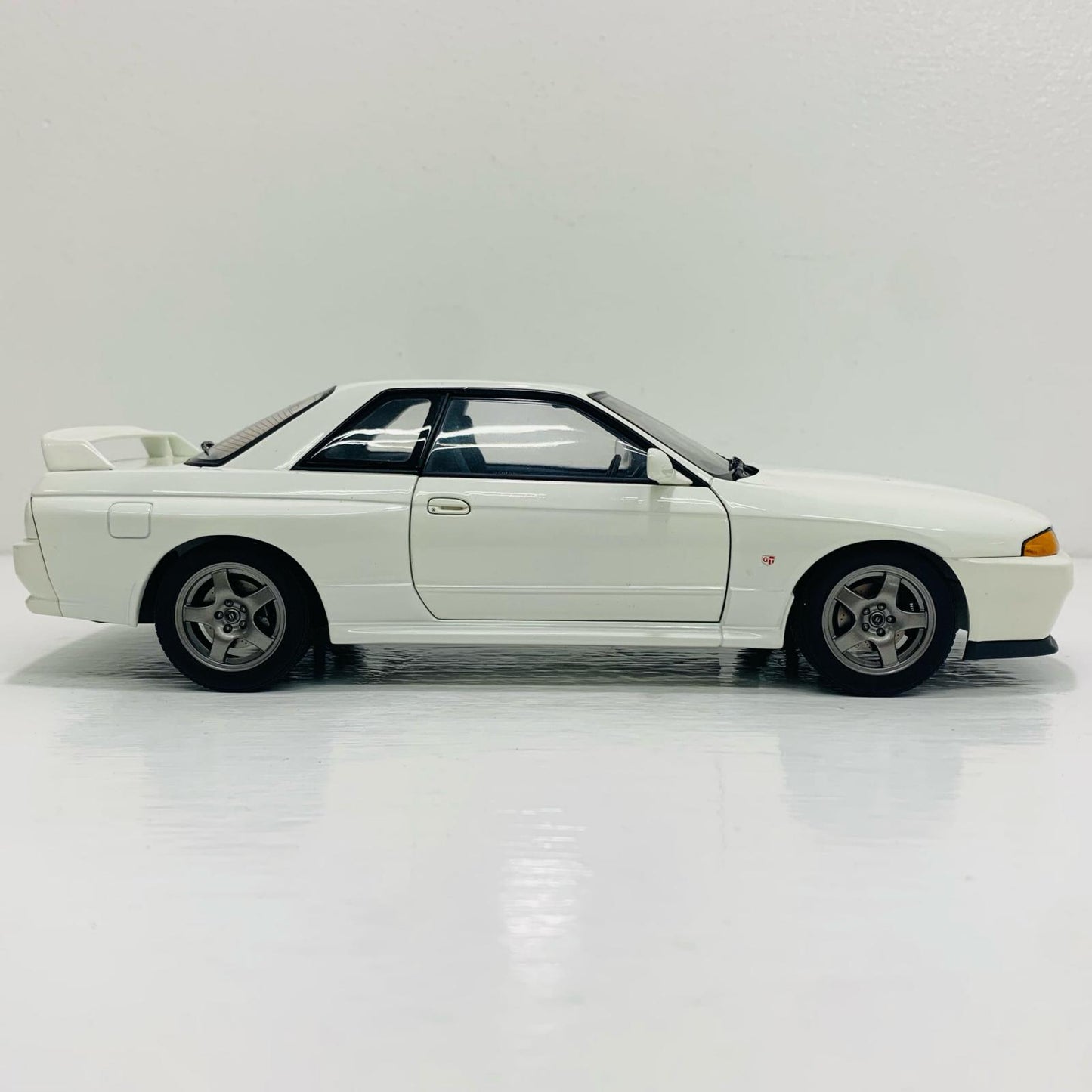 1/18 NISSAN SKYLINE GT-R R32 (クリスタルホワイト)