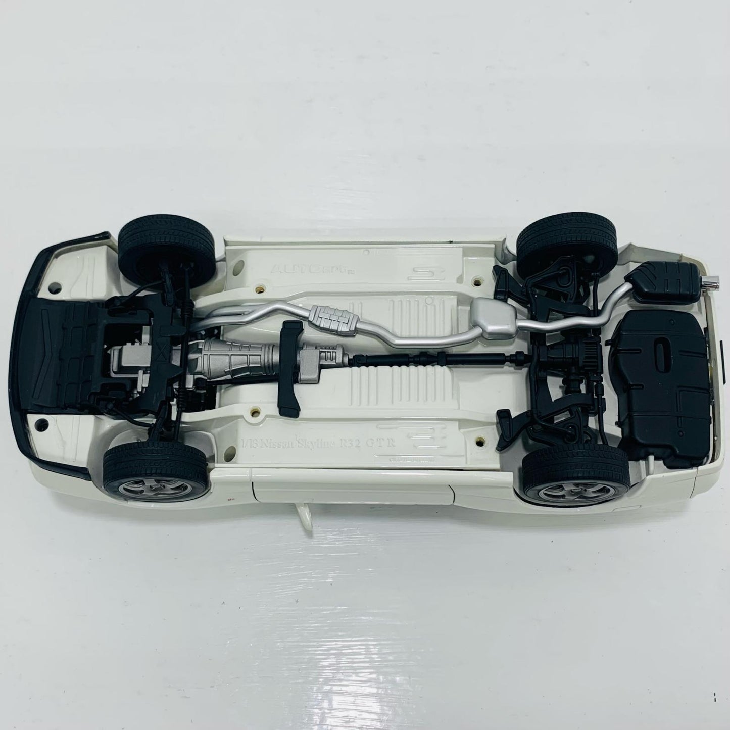 1/18 NISSAN SKYLINE GT-R R32 (クリスタルホワイト)