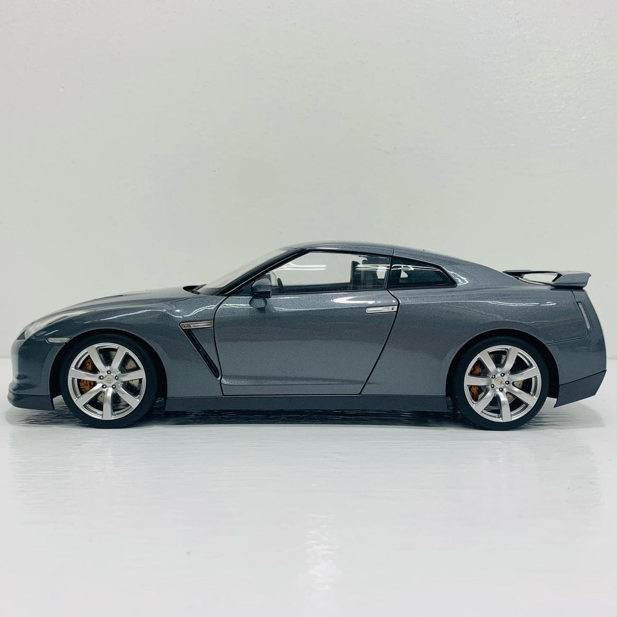 おもちゃ・玩具 1/18 NISSAN GT-R R35(グレイ) 「NISSAN MODEL CAR COLLECT【飾磨店】