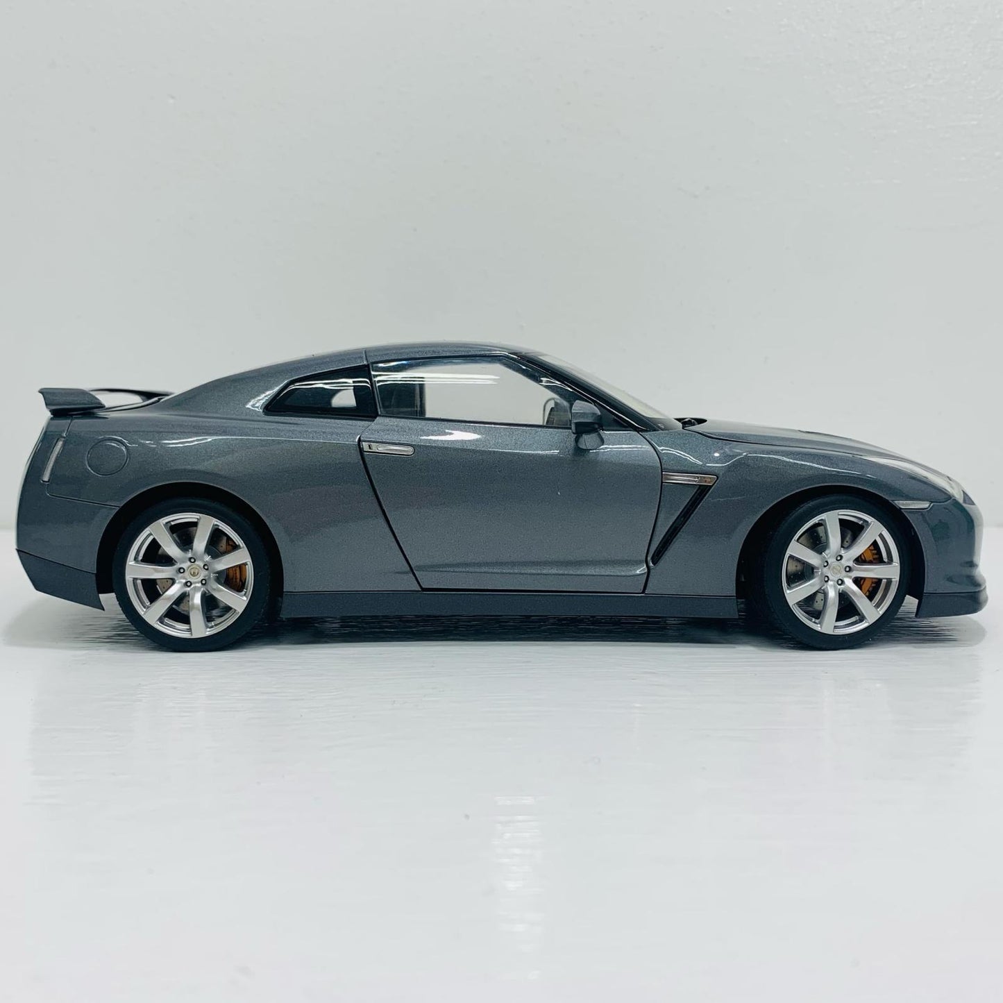 おもちゃ・玩具 1/18 NISSAN GT-R R35(グレイ) 「NISSAN MODEL CAR COLLECT【飾磨店】