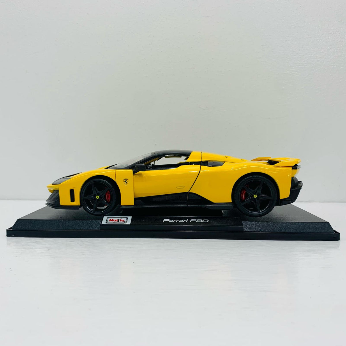 おもちゃ・玩具 1/18 Ferrari F80 Special Edition (イエロー) Maisto【飾磨店】