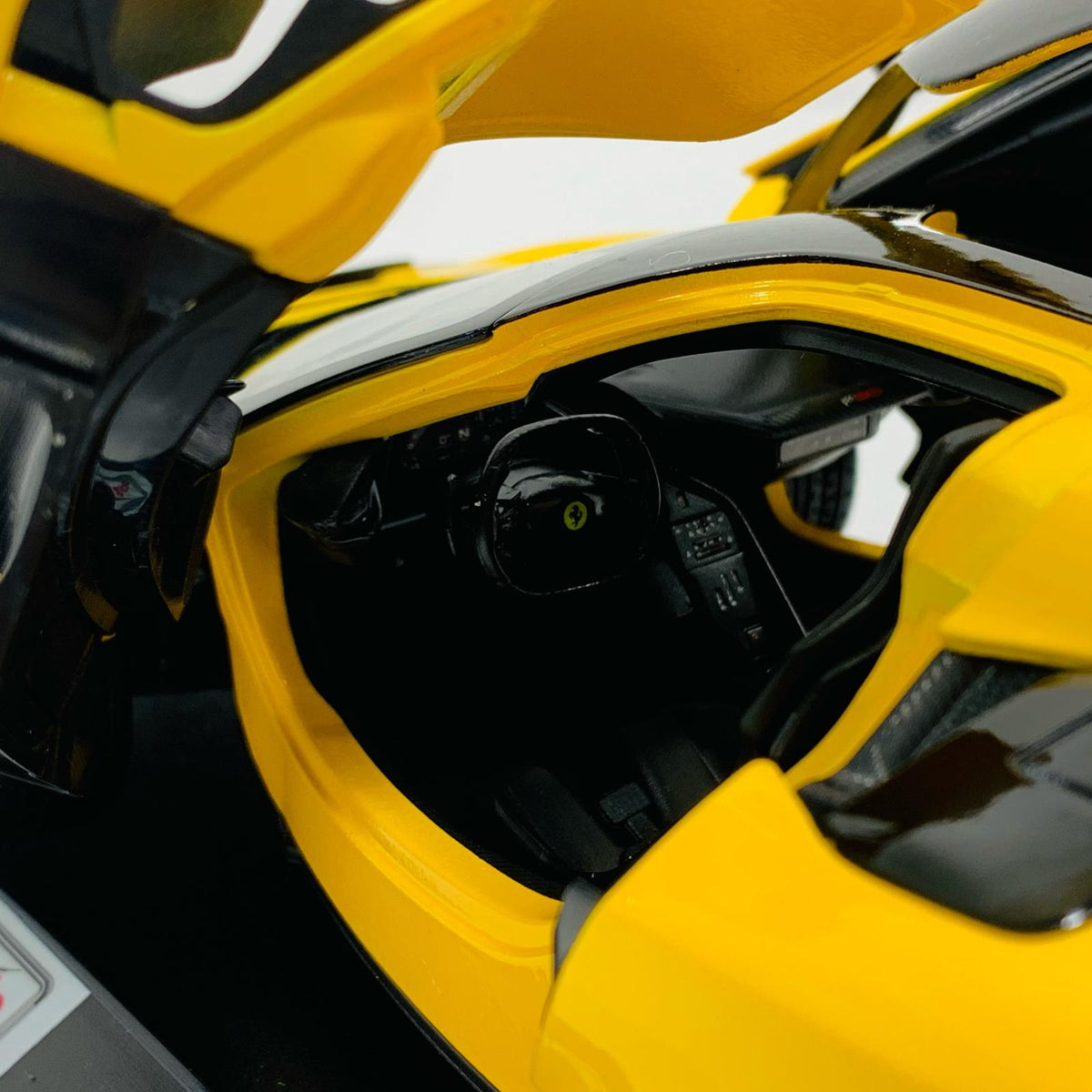 おもちゃ・玩具 1/18 Ferrari F80 Special Edition (イエロー) Maisto【飾磨店】