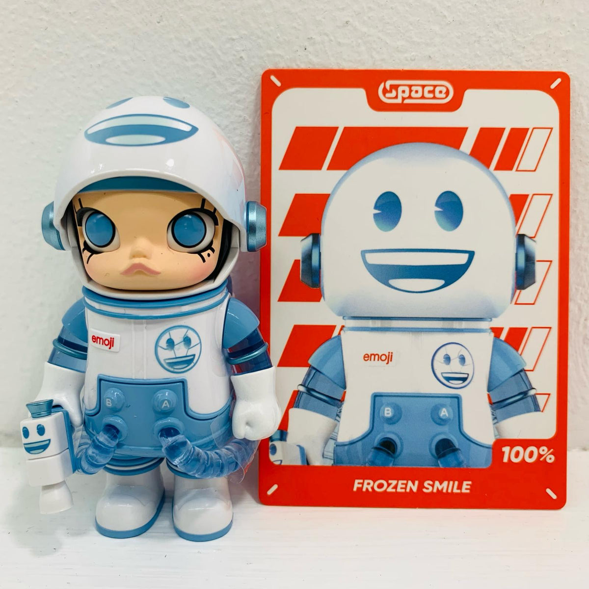 フィギュア FROZEN SMILE 「POPMART MEGA SPACE MOLLY 100%×emoji シリーズ【フィギュア】【飾磨店】