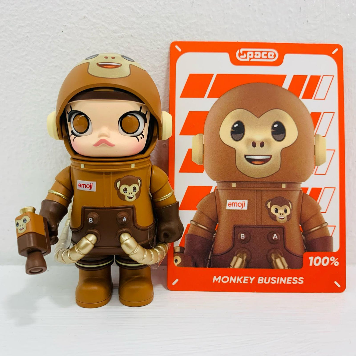 フィギュア MONKEY BUSINESS 「POPMART MEGA SPACE MOLLY 100%×emoji シリーズ【フィギュア】【飾磨店】