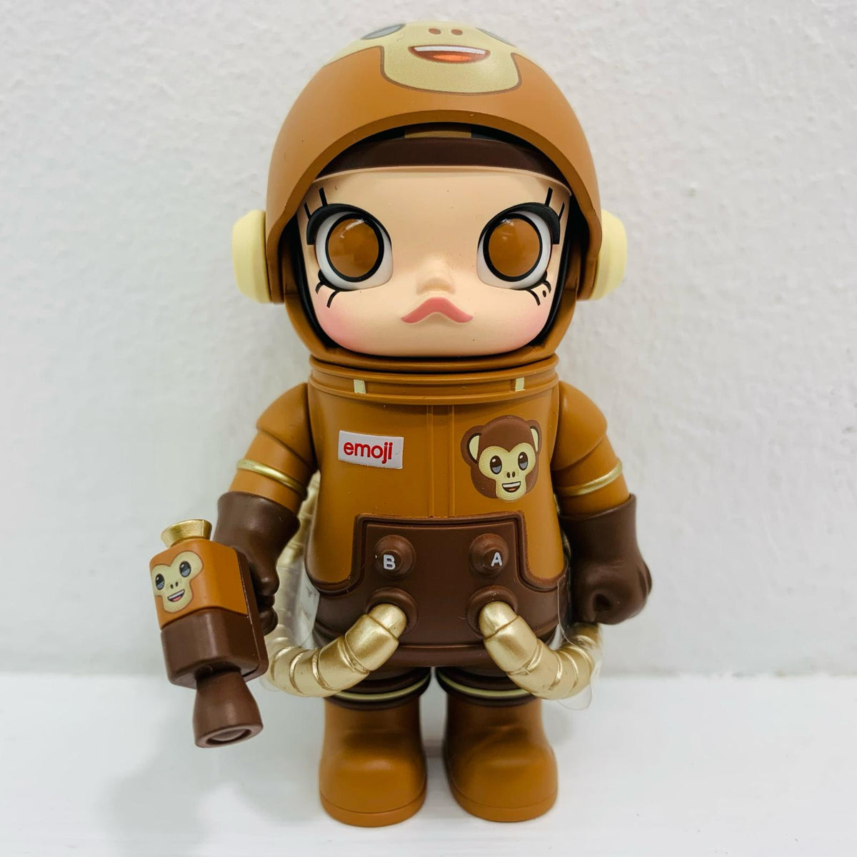 フィギュア MONKEY BUSINESS 「POPMART MEGA SPACE MOLLY 100%×emoji シリーズ【フィギュア】【飾磨店】