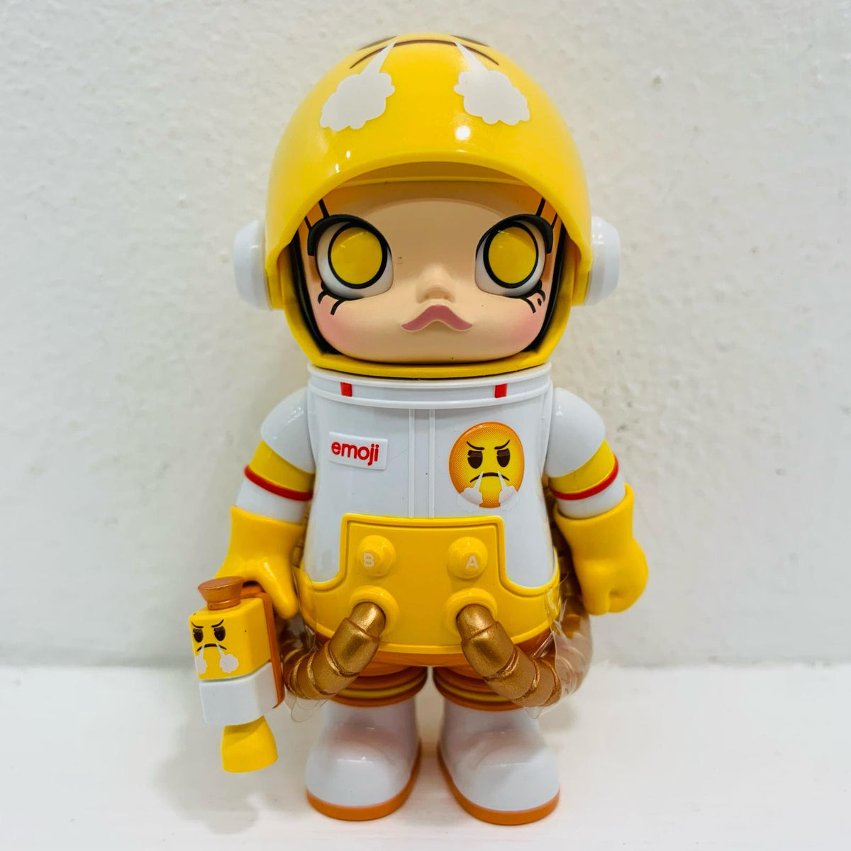 フィギュア PISSED OFF 「POPMART MEGA SPACE MOLLY 100%×emoji シリーズ【フィギュア】【飾磨店】